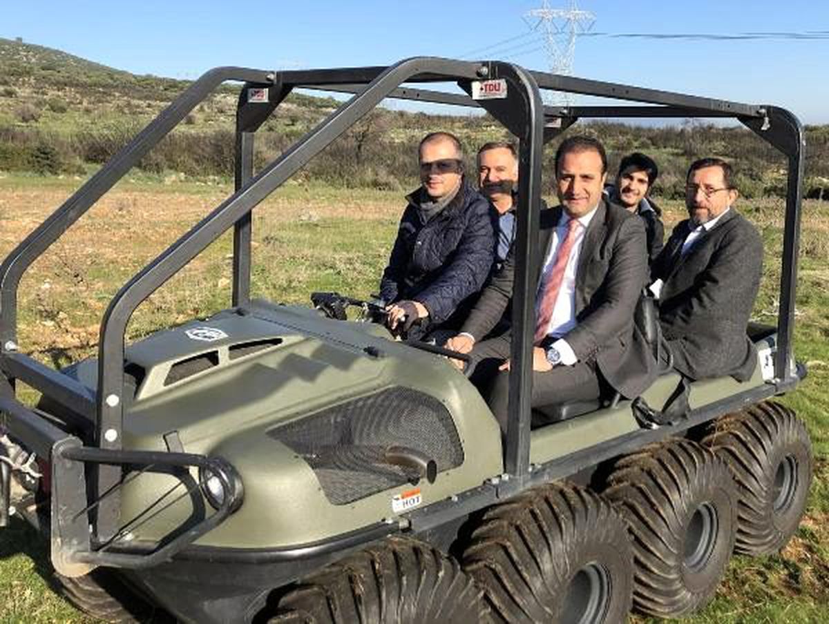 Bu fabrikada, askeri araçları görünmez kılan kumaş üretiliyor