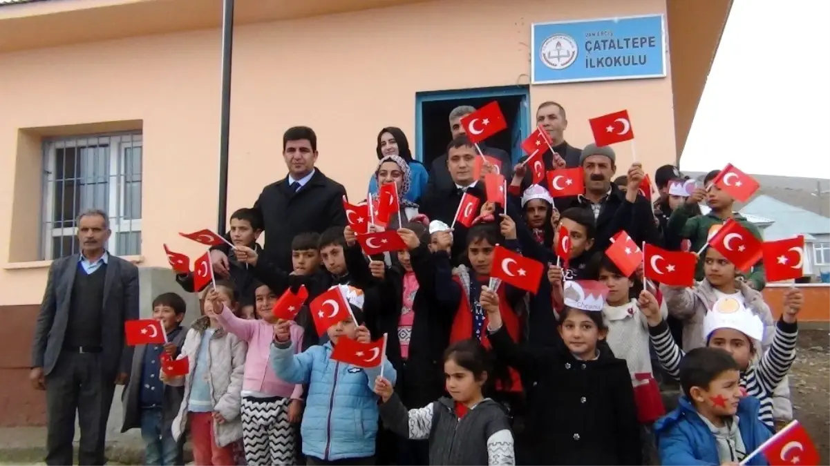 Çocuklardan Başkan Vekili Mehmetbeyoğlu\'na bayraklı karşılama