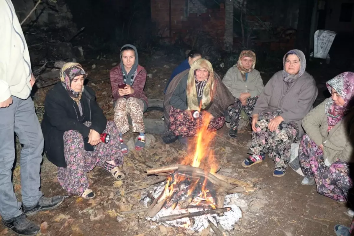 Depremin merkezinde vatandaşlar sokakta