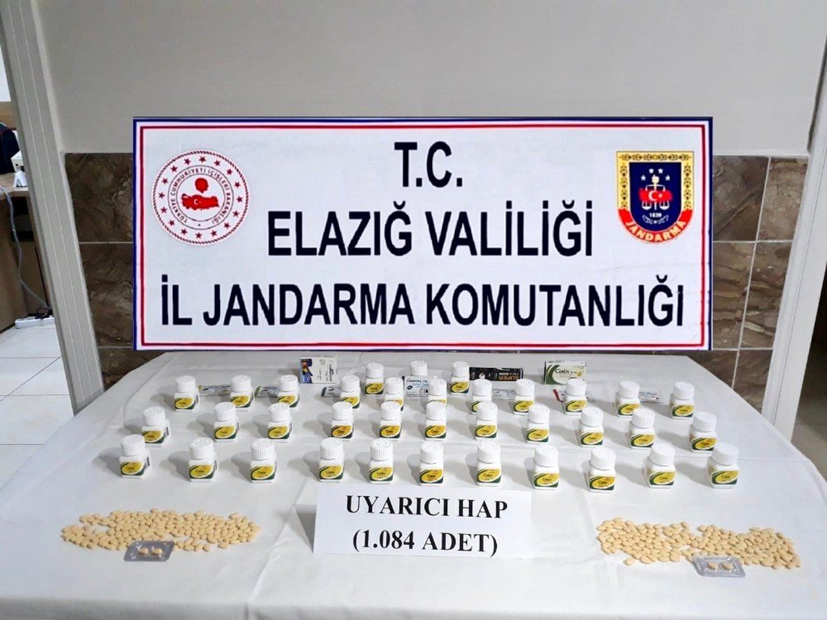 Elazığ\'da jandarma ekipleri binden fazla uyarıcı hap ele geçirdi