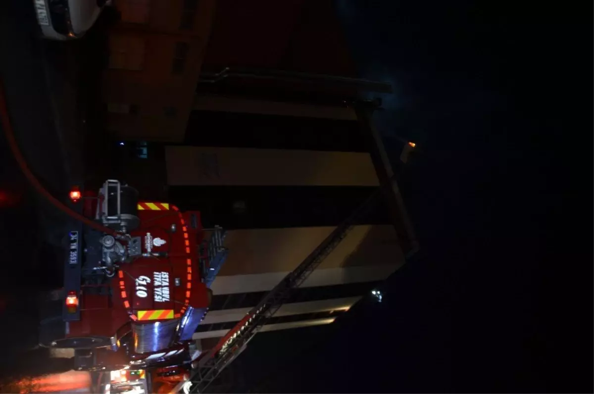 Güngören\'de 4 katlı bir iş yerinin bacası alev alev yandı
