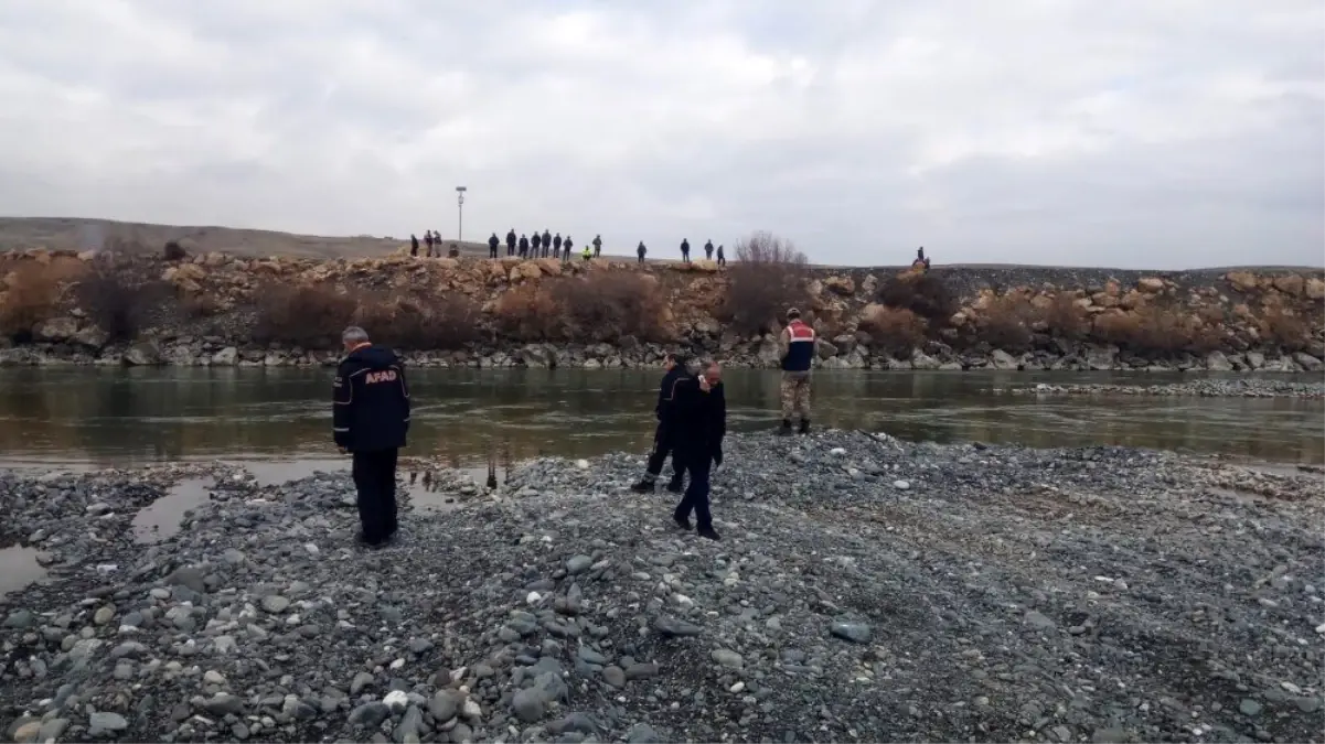 Haber alınamayan balıkçının nehir kenarında eşyaları bulundu