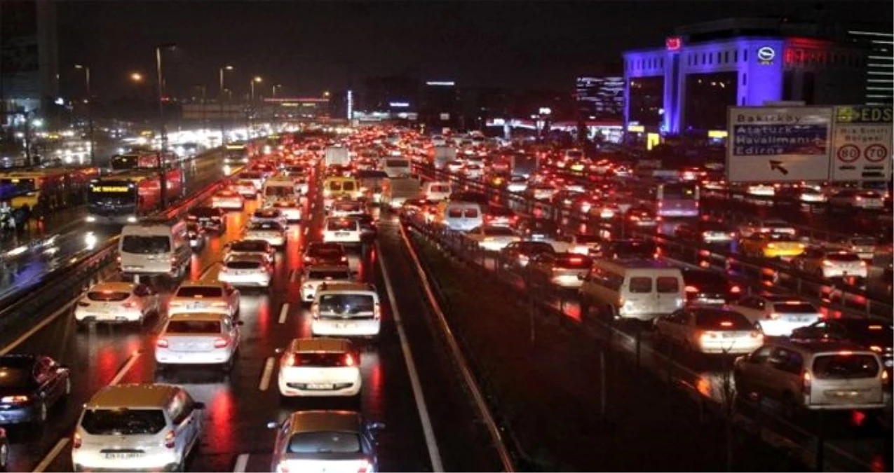 İstanbul\'da trafik durma noktasına geldi! Yoğunluk yüzde 78\'lere ulaştı