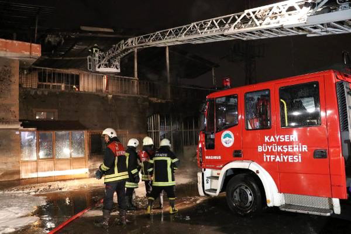 Kayseri\'de yatak üretimi yapan fabrikada yangın çıktı (2)