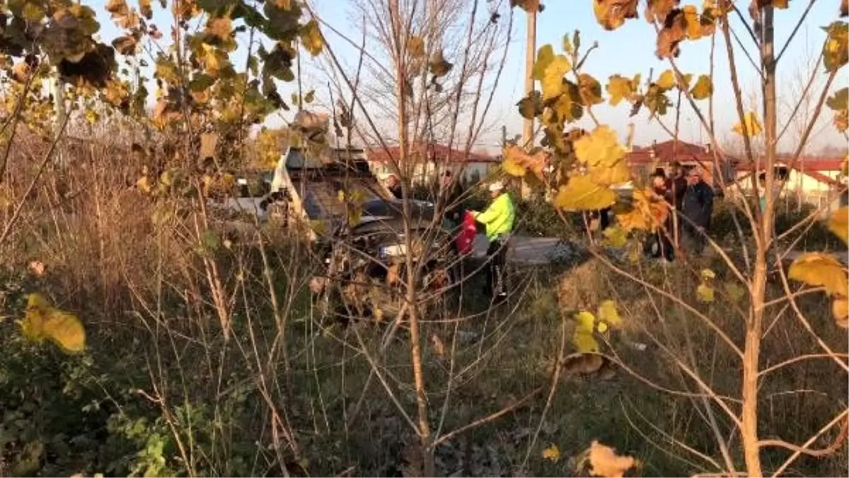 Kaza yapan otomobilden düşen bayrağı katlayıp, araca koydu