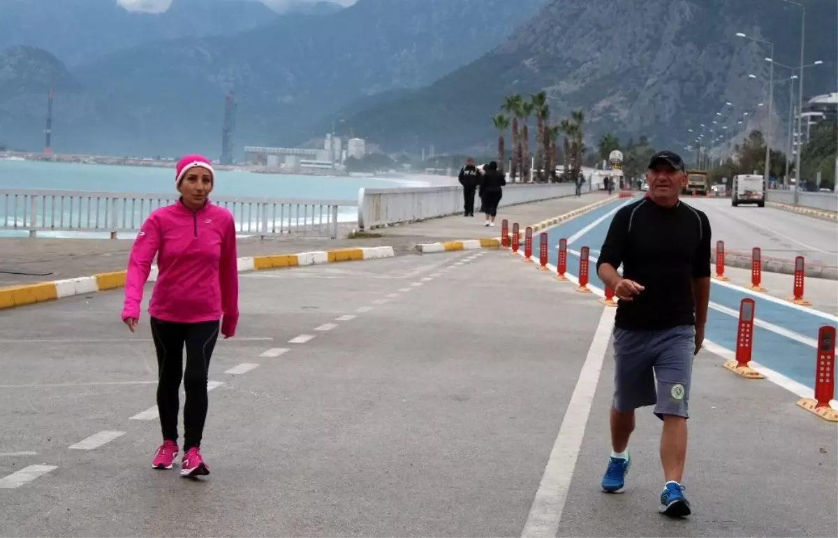 Kırmızı uyarının yapıldığı Antalya güne sakin başladı