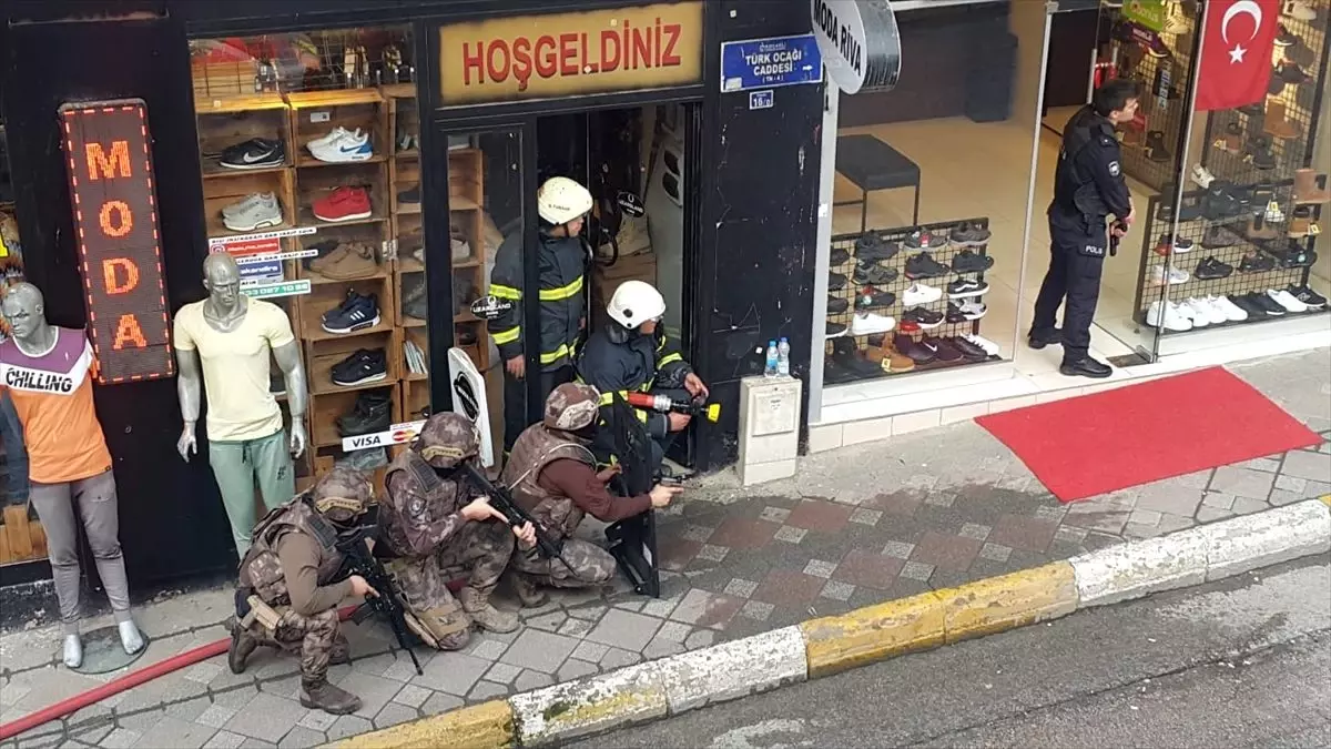 Kocaeli\'de iş yerini basan silahlı şüpheliyi polis ikna etti