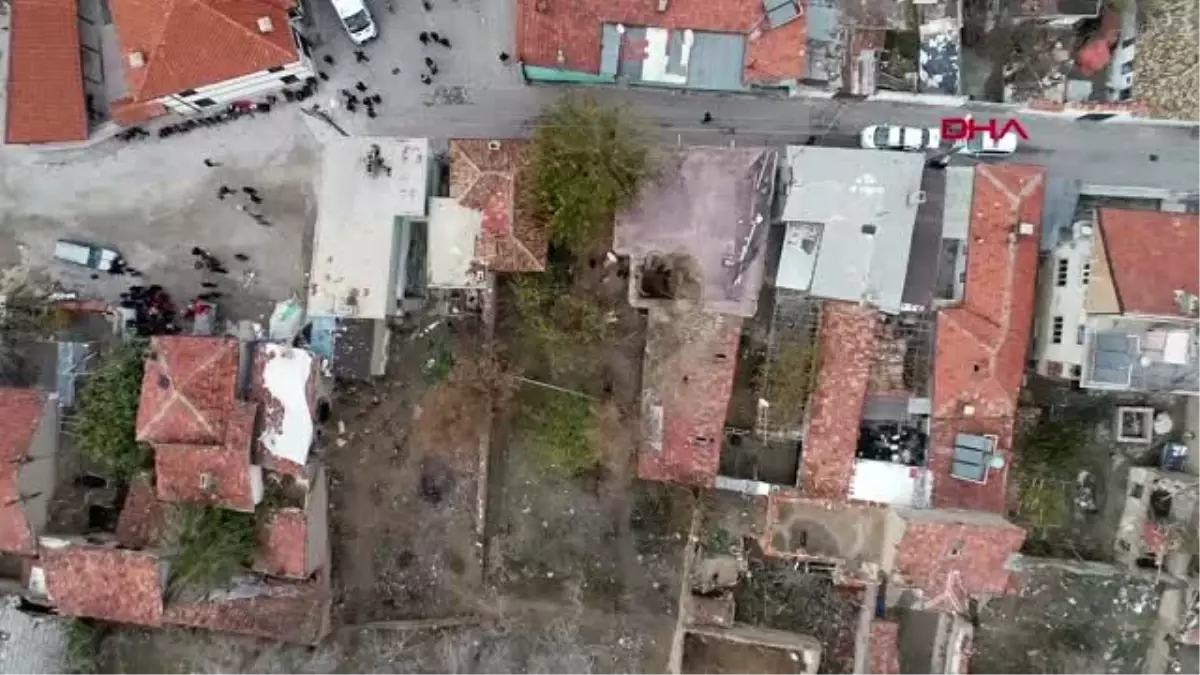 Konya-babaanne ile torunlarının can verdiği kerpiç ev tamamen yıkıldı
