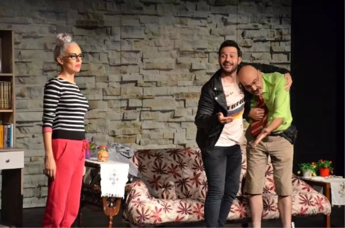 Köylerde yaşayan kadınlar ilk kez tiyatro seyretti