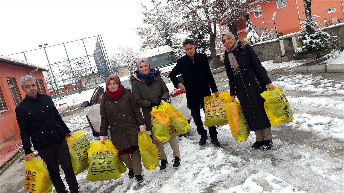 Lise öğrencilerinden köy okullarındaki öğrencilere yardım