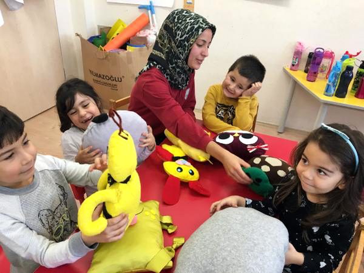 Liseliler yapıyor, minikler oynuyor