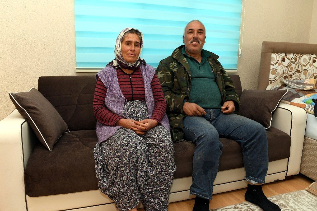 Mersin Büyükşehir\'den çadırı yanan aileye destek