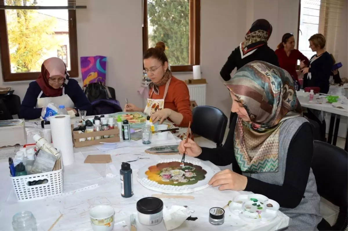 Meslek öğrenip aile bütçesine katkı sağlıyorlar