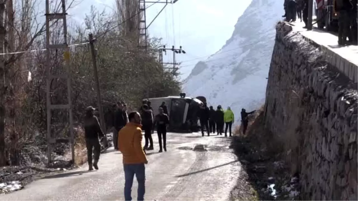 Minibüsün devrilmesi sonucu 3 polis yaralandı