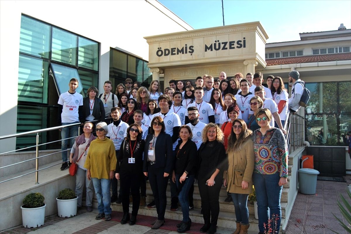 Ödemiş\'te yabancı öğrenciler kazı yaptı