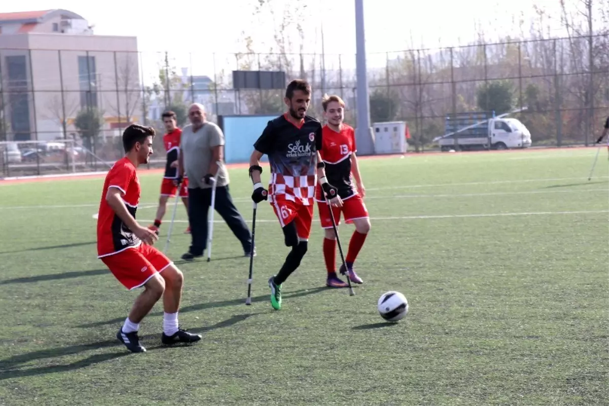 Öğrenciler ve ampute takımı futbol maçı yaptı