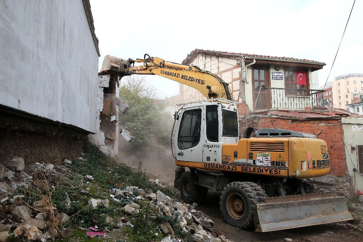 Osmangazi\'de bir evin kaçak bölümü yıkıldı