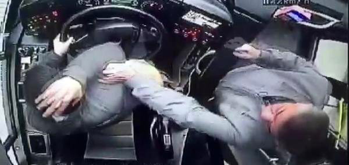 Otobüs şoförüne yumruklu saldırı kamerada