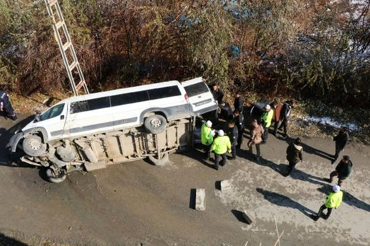 Özel Harekat polislerini taşıyan minibüs kaza yaptı: 3 yaralı