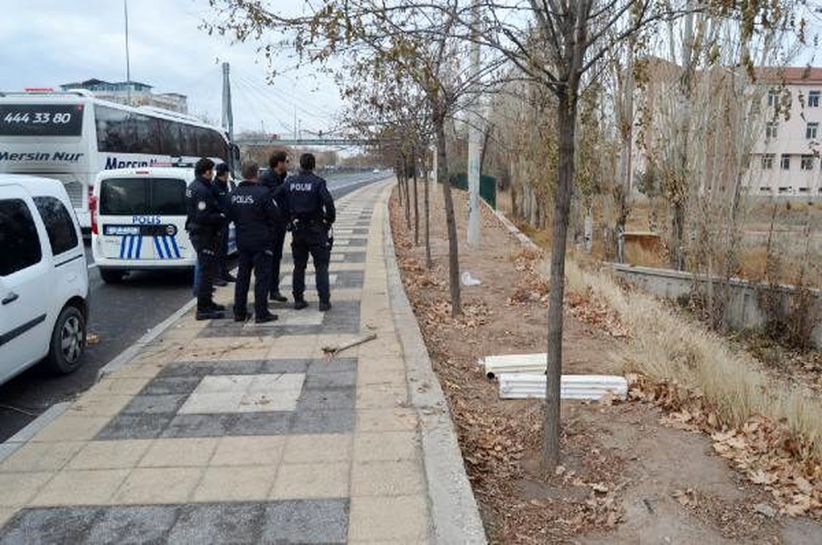 Polisi gören 2 kişi, çaldıkları malzemeleri bırakıp kaçtı