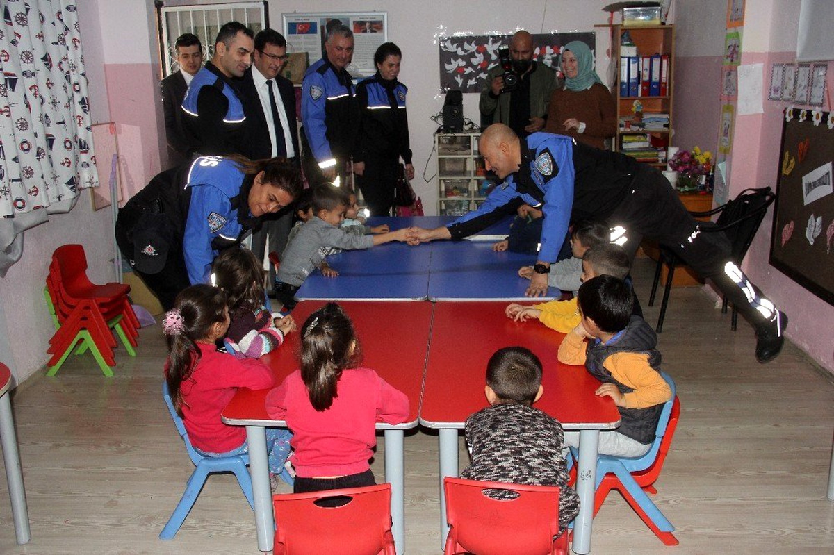 Polisin yazdığı masal kitabı köy okullarına da ulaştı