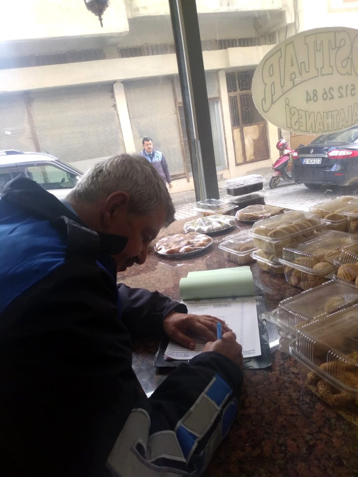 Samandağ Belediyesi zabıta ekipleri yeni yıl öncesi pastaneleri denetledi
