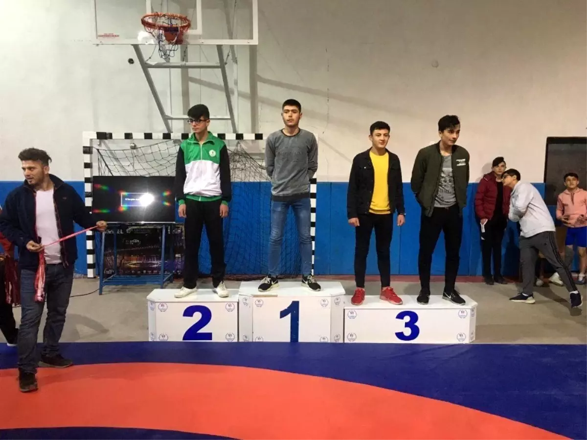 Şaphaneli öğrenciler güreşte rakip tanımıyor