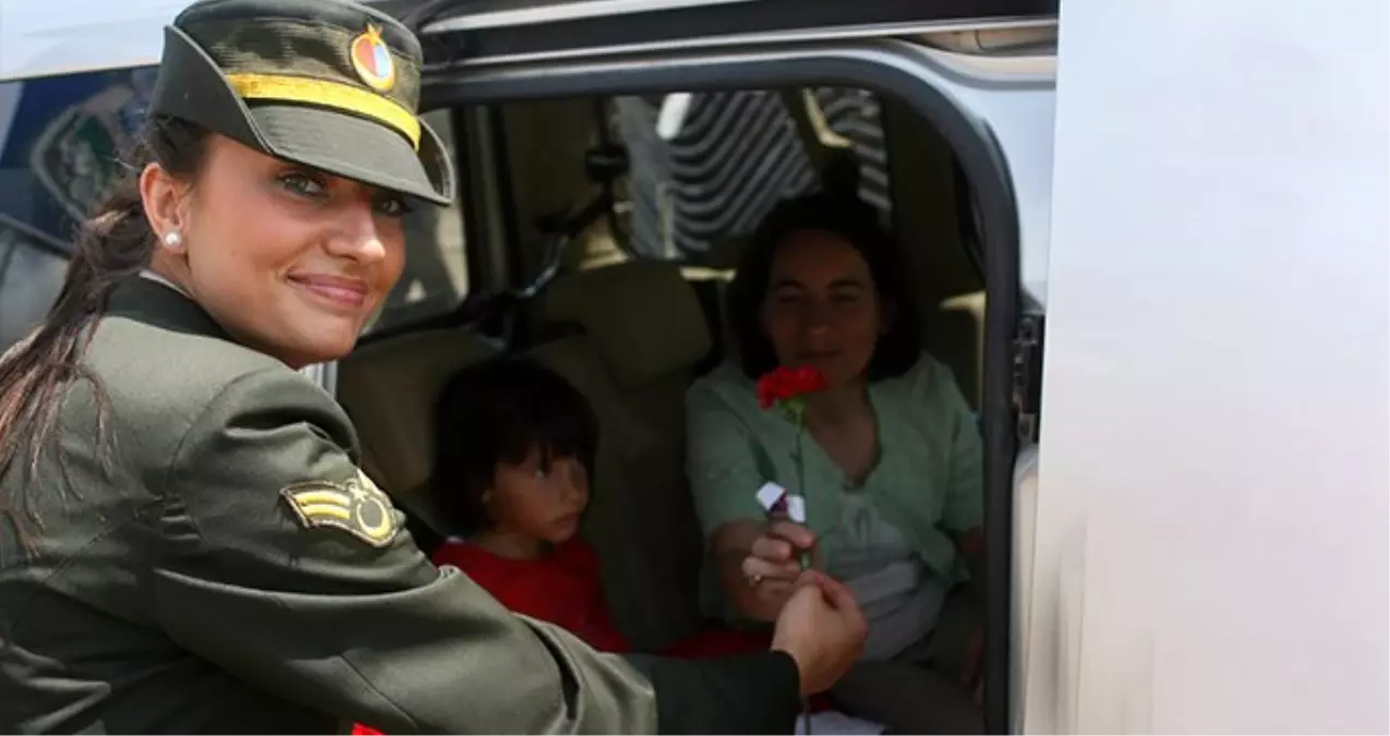 Şehit Astsubay Esma Çevik\'in, karanfil dağıttığı görüntüleri yürekleri sızlattı