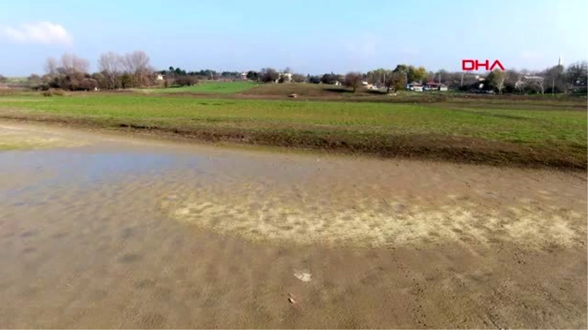 Su seviyesi düştü, baraj altında kalan yapılar ortaya çıktı