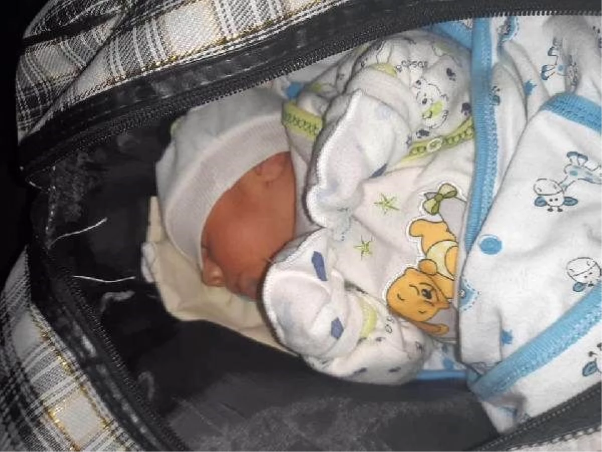 Sultangazi\'de çanta içinde sokağa bırakılan 15 günlük bebek bulundu