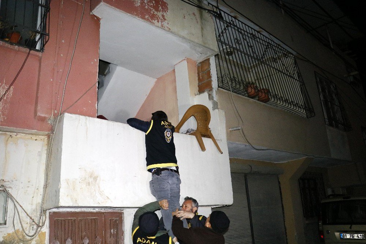 Adana polisinden şafak vakti 52 firariye operasyon