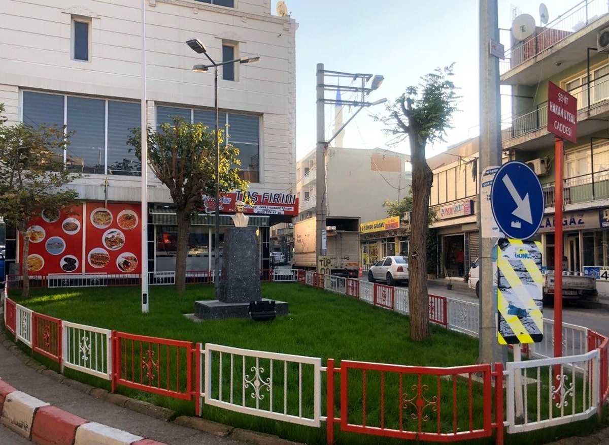 Bayraklı\'da parklar yenileniyor, yeşil alanlar düzenleniyor