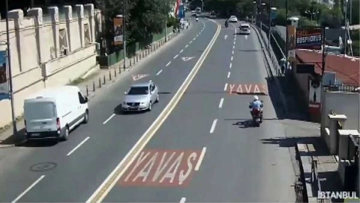 Beşiktaş\'ta otobüsün çarptığı motosikletlinin metrelerce sürüklendiği kaza kamerada