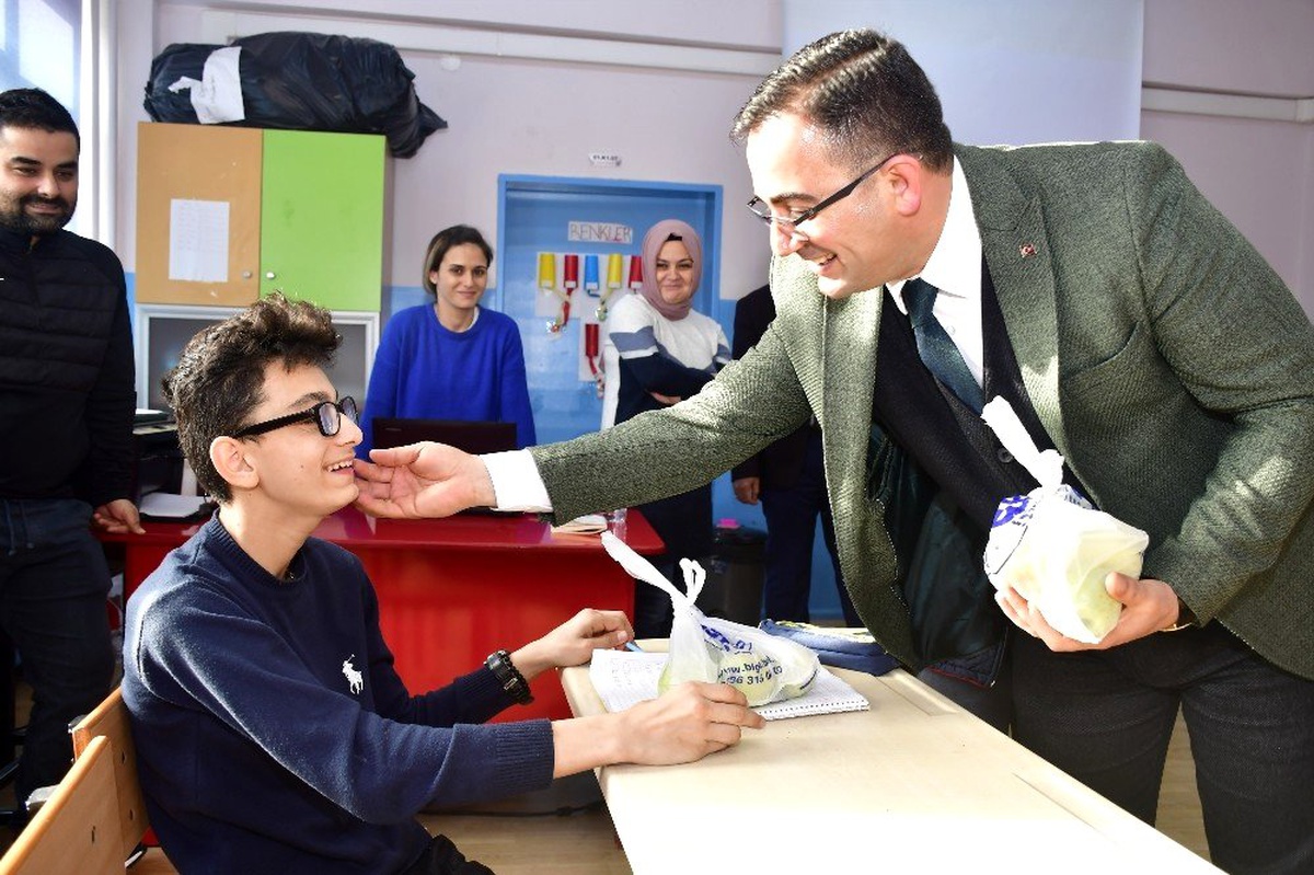 Biga Belediyesinden öğrencilere elma ikramı