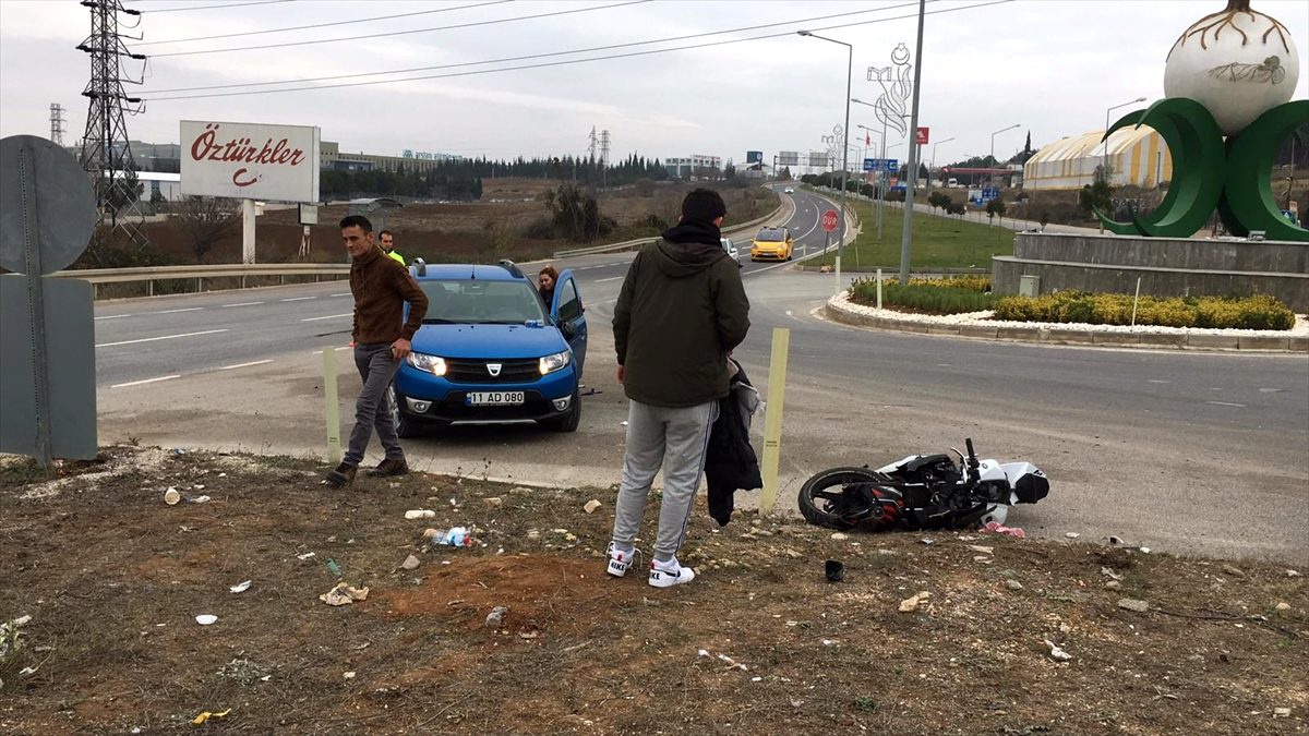 Bilecik\'te otomobille çarpışan motosikletin sürücüsü ağır yaralandı