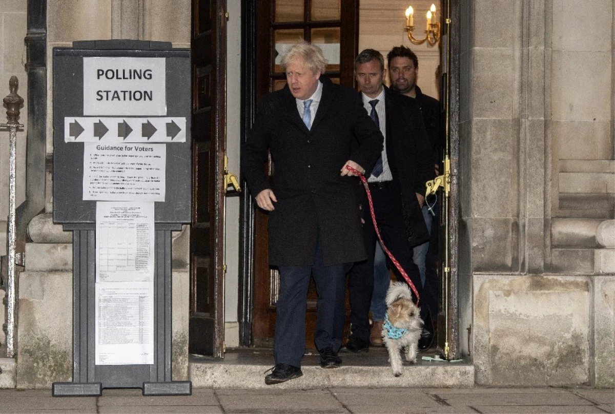 Boris Johnson, köpeğiyle sandık başında