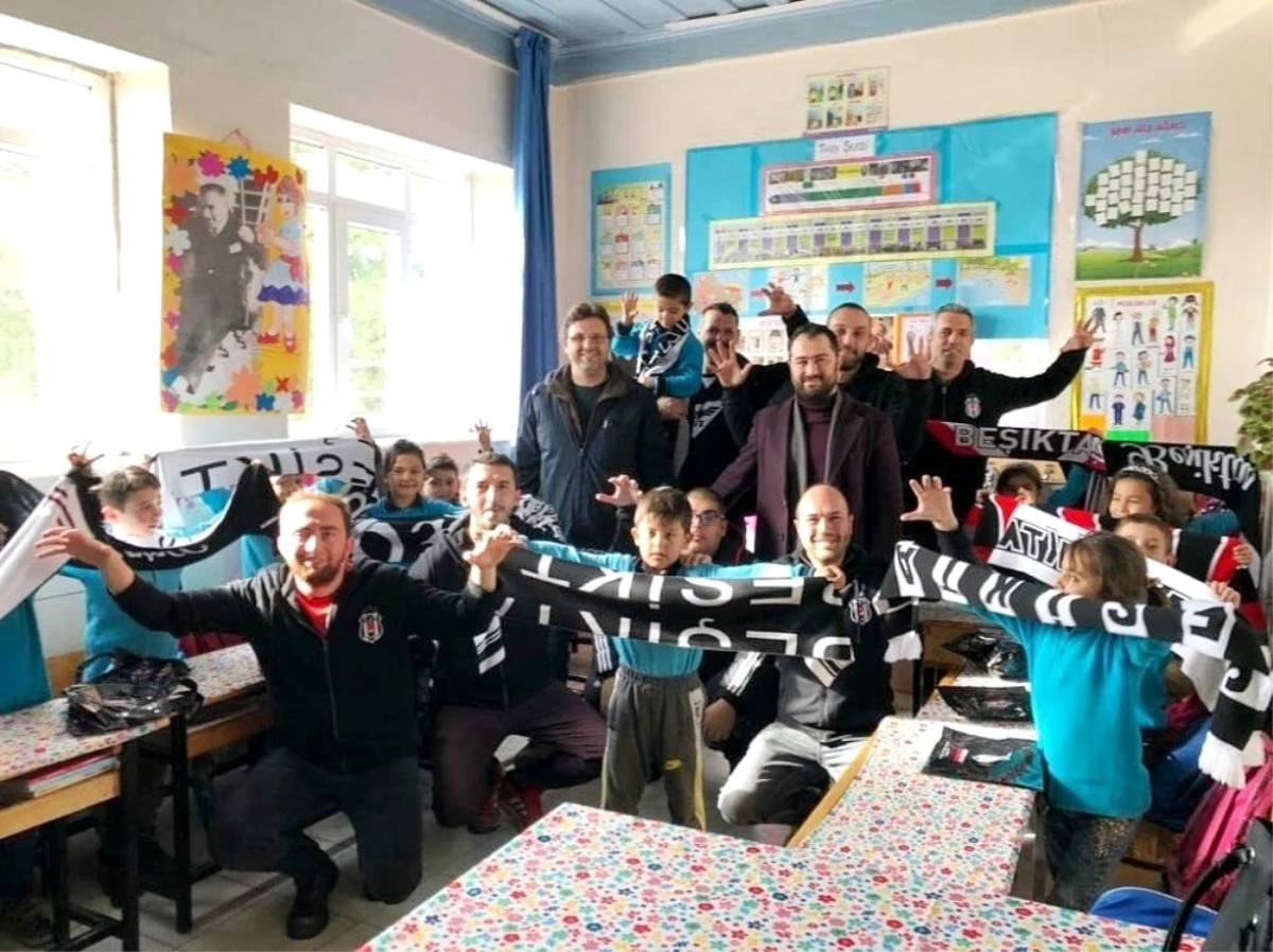 Burhaniye\'de Beşiktaşlılar öğrencileri sevindirdi