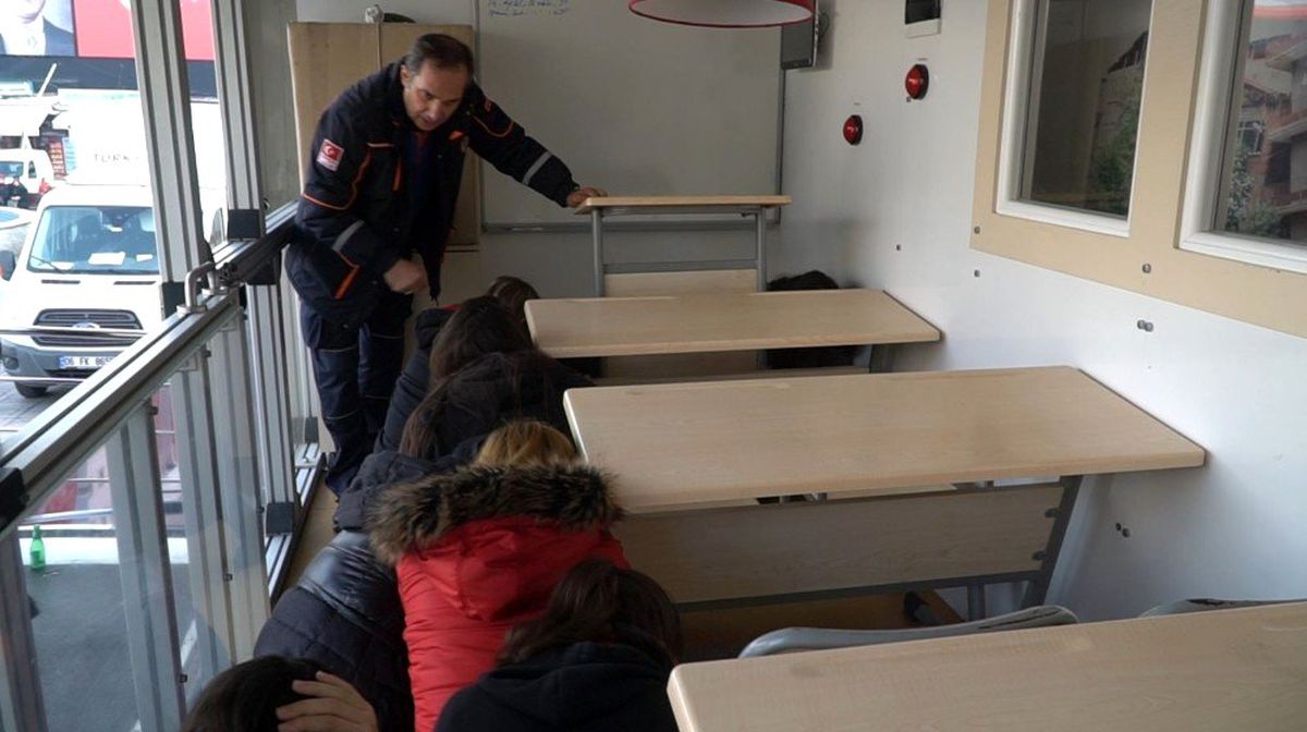 Bursa\'da öğrenciler 7.4 ile sallandı