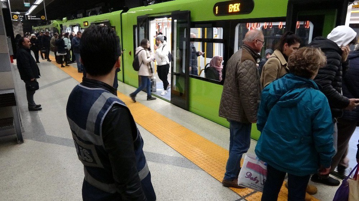Bursa polisinden metro istasyonlarında denetim