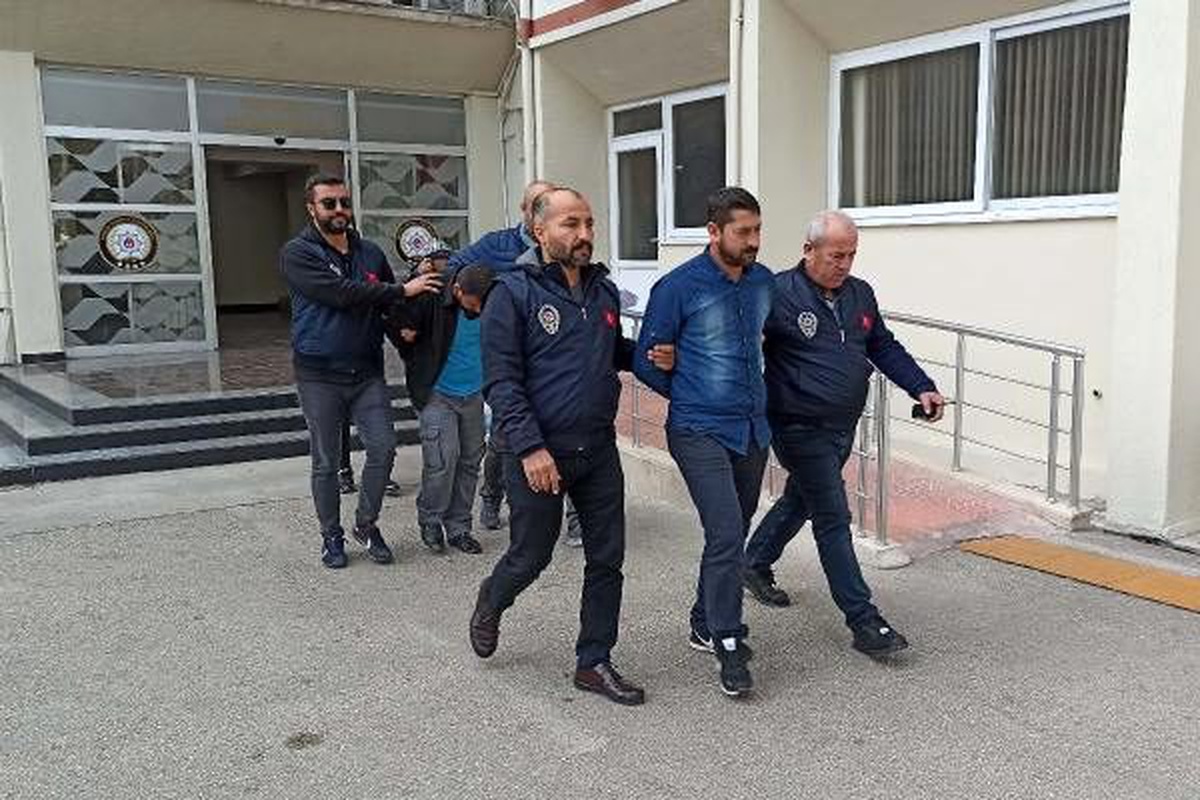 Çaldıkları altınları satarken güvenlik kameralarına yakalandılar