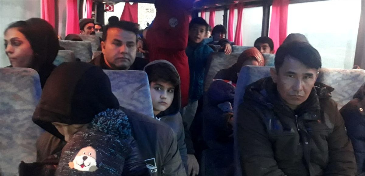 Çanakkale\'de Afganistan uyruklu 50 düzensiz göçmen yakalandı