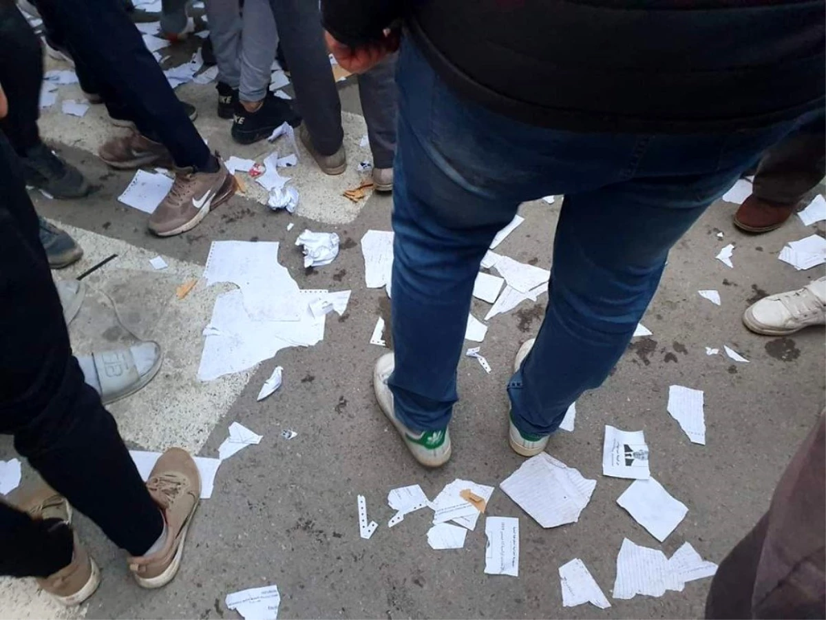 Cezayir\'de seçmenler pusulaları yırttı