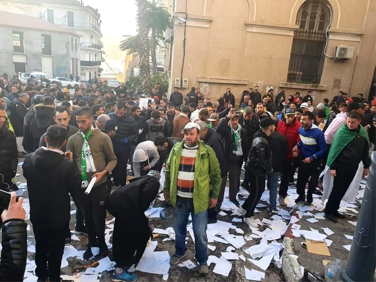 Cezayir\'de seçmenler pusulaları yırttı