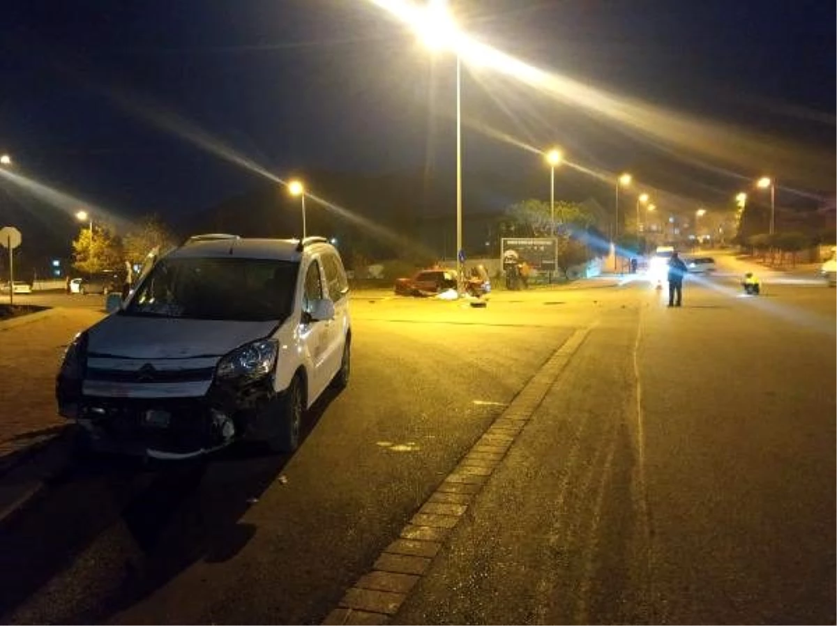 Denizli\'de hafif ticari araç otomobille çarpıştı: 1 ölü, 2 yaralı