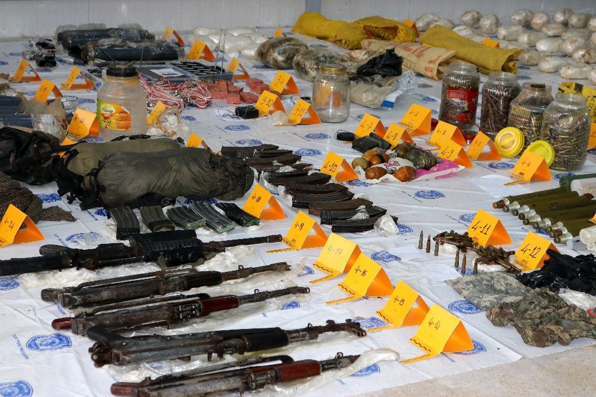 Diyarbakır\'da teröristlere ait cephane ele geçirildi: 22 gözaltı
