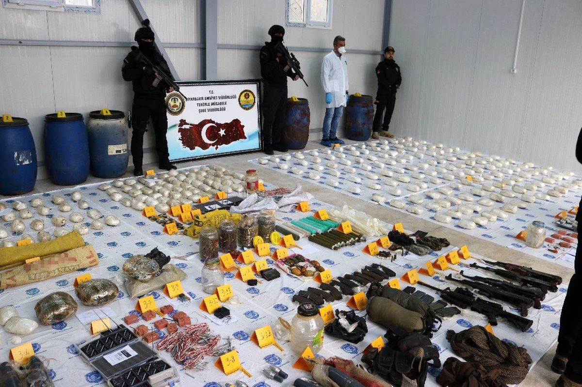 Diyarbakır\'da teröristlere ait cephanelik ele geçirildi: 22 gözaltı