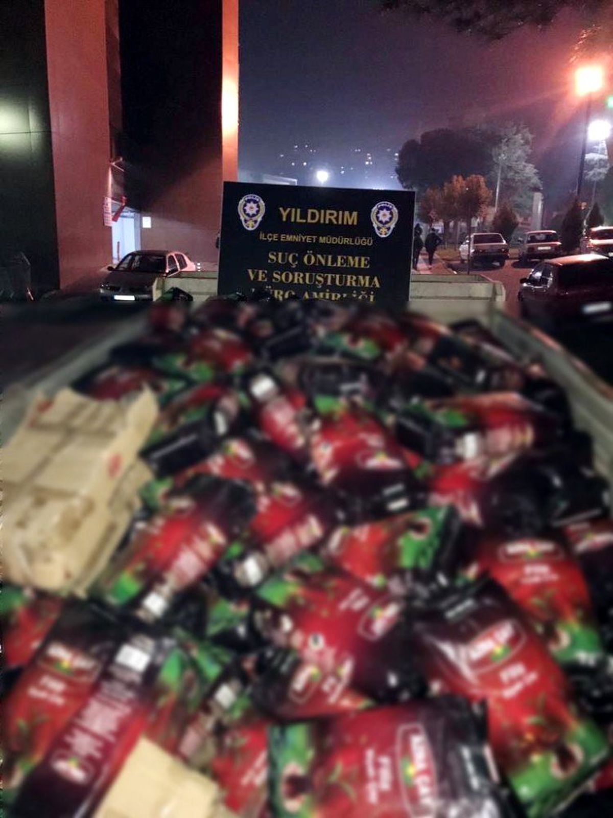 Duvarı delip 90 bin liralık çay çaldılar