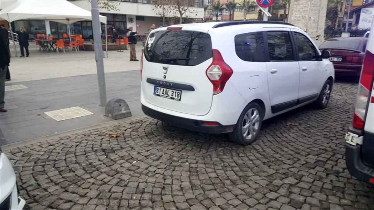 Düzce\'de geri manevra yapan otomobilin çarptığı kadın yaralandı
