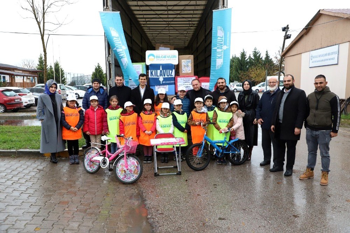 En sevdikleri oyuncaklarını Suriyeli kardeşlerine gönderdiler