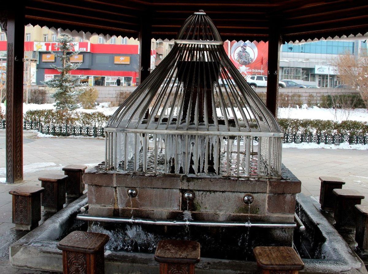 Erzurum\'da şadırvanlar buz tuttu, termometreler eksi 15 dereceyi gösterdi